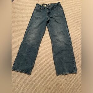 Low rise straight legged Levi’s jeans !!NEVER WORN!!